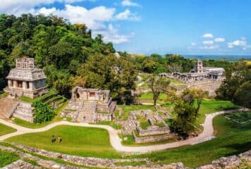 Ruinas arqueológicas en parque natural de Palenque