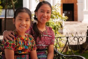 Niñas indígenas en pueblo de México