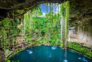 Interior cenote en Riviera Maya