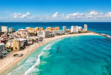 Vista aérea de la Zona Hotelera de Cancún junto al mar Caribe