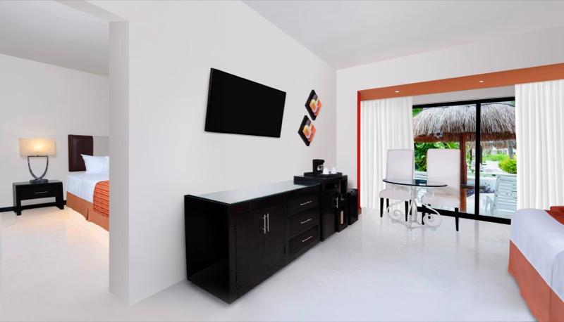 Junior Suite room with King Size bed and beautiful view at Hotel Oasis Riviera