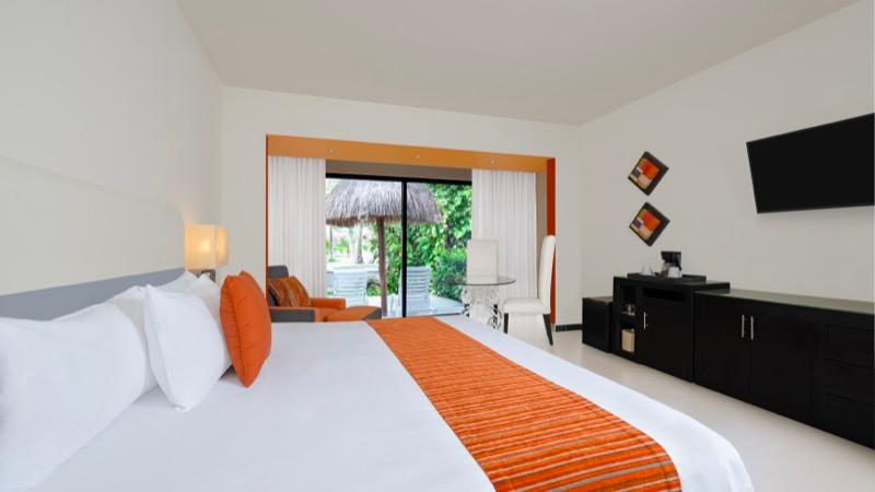 Junior Suite room with King Size bed and beautiful view at Hotel Oasis Riviera
